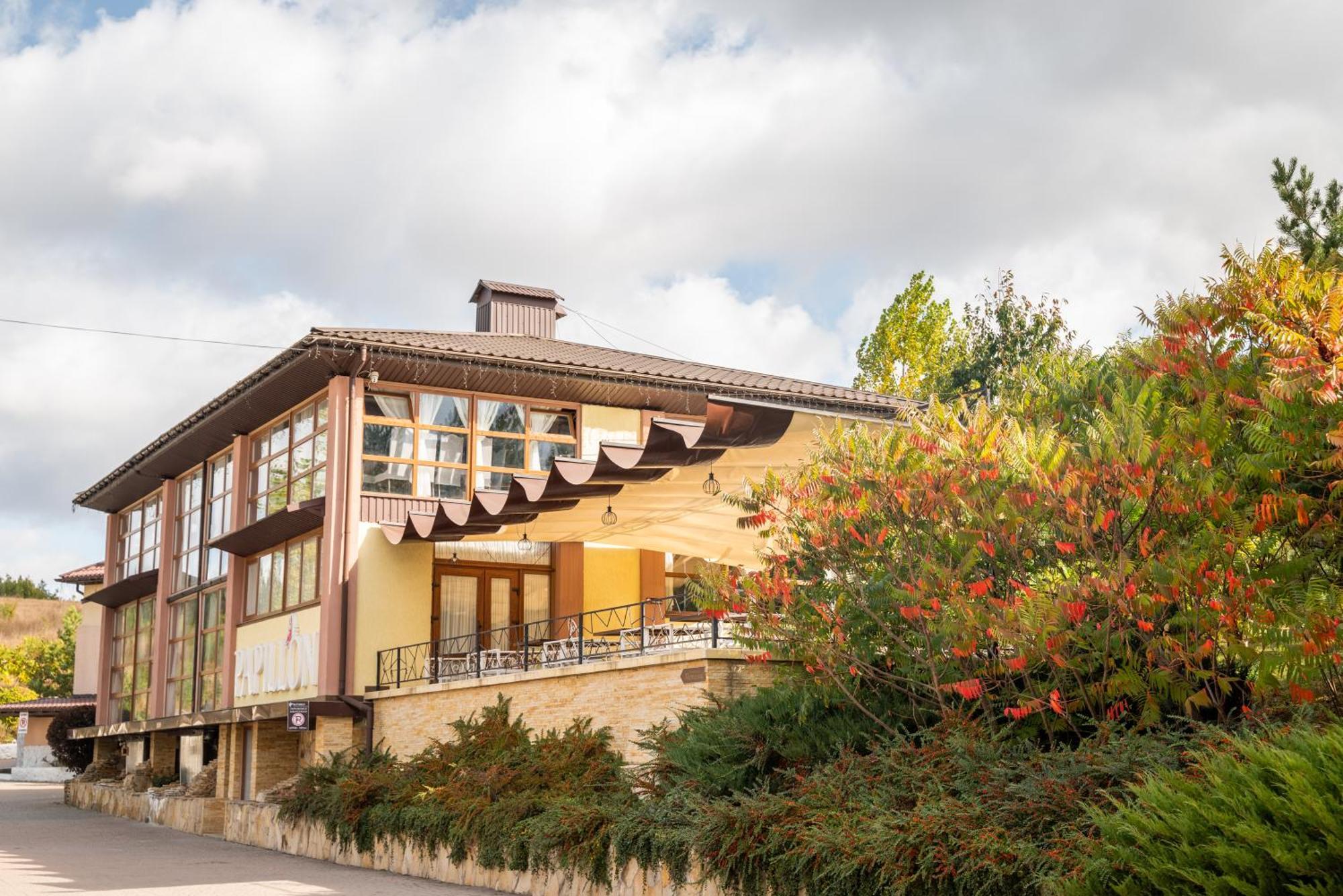 Hotel Butterfly Sadove Exterior photo